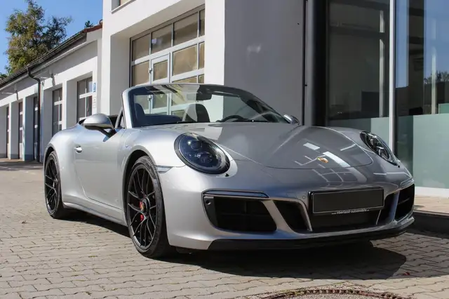 Porsche 911 view 3