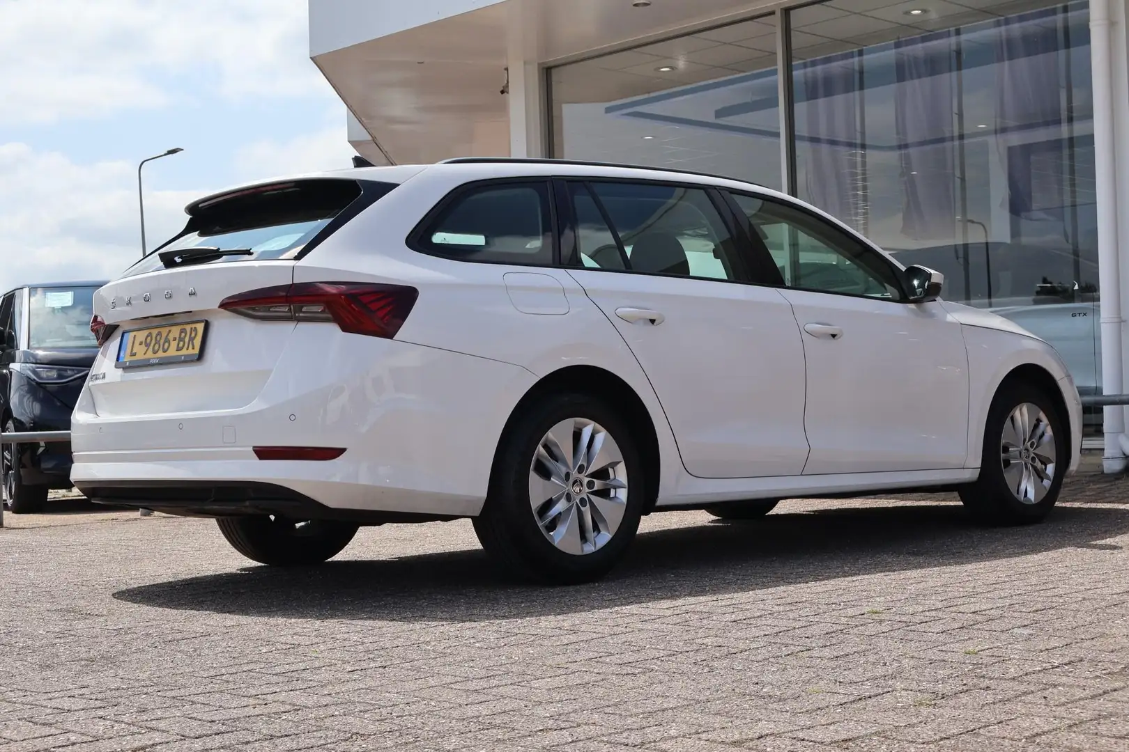 Skoda Octavia Combi 1.0 TSI 110pk Business Edition | Navigatie | Wit - 2