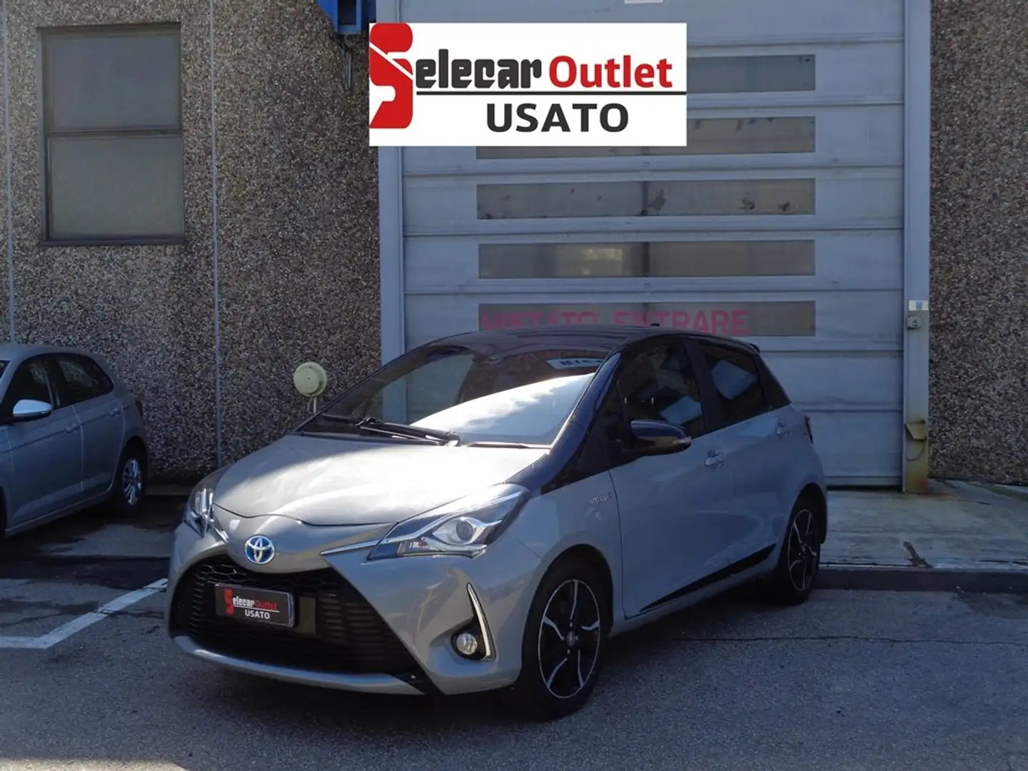 Toyota Yaris 1.5 Hybrid 5 porte Trend "Grey Edition" Gris - 1