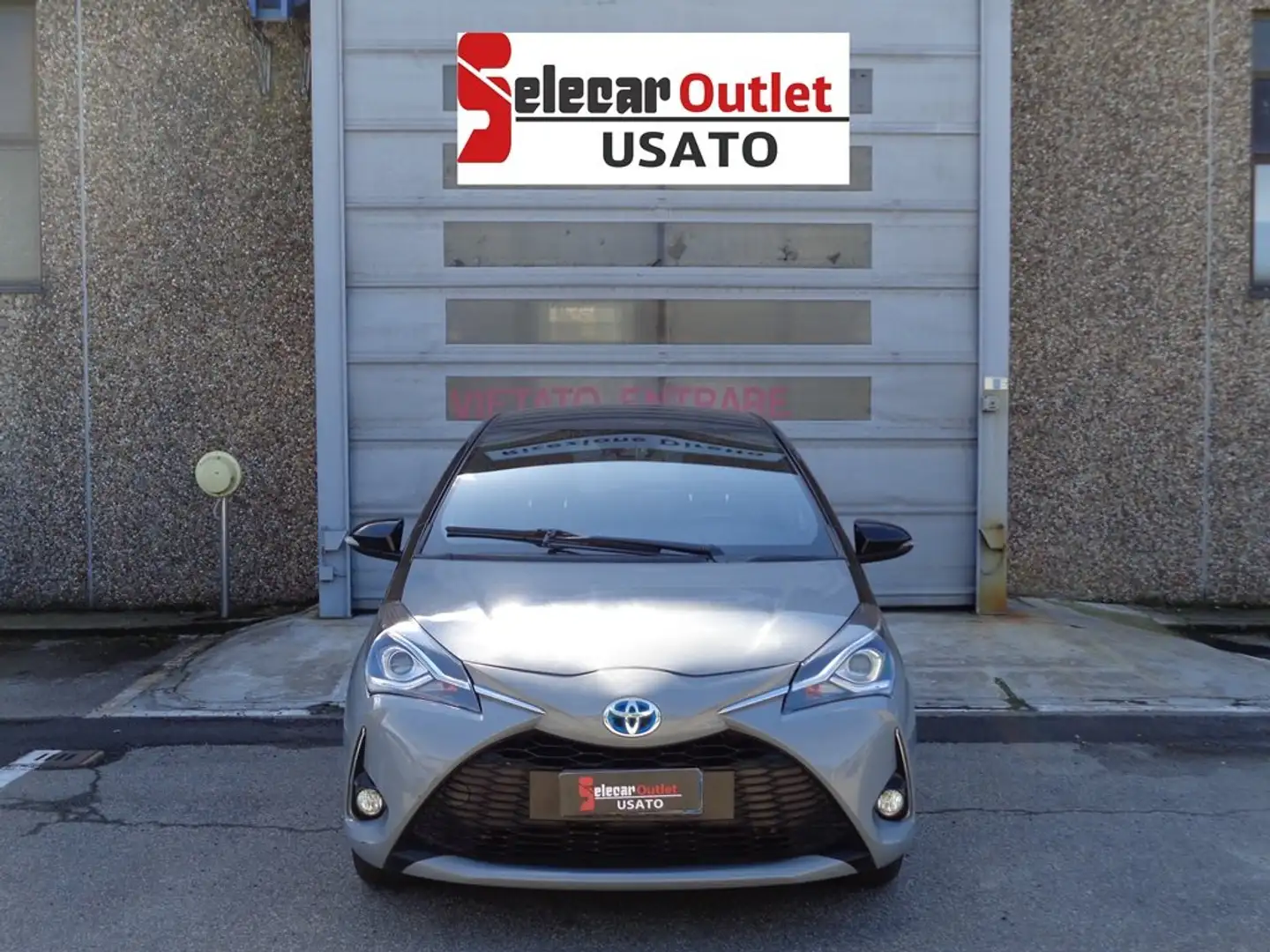 Toyota Yaris 1.5 Hybrid 5 porte Trend "Grey Edition" Gris - 2