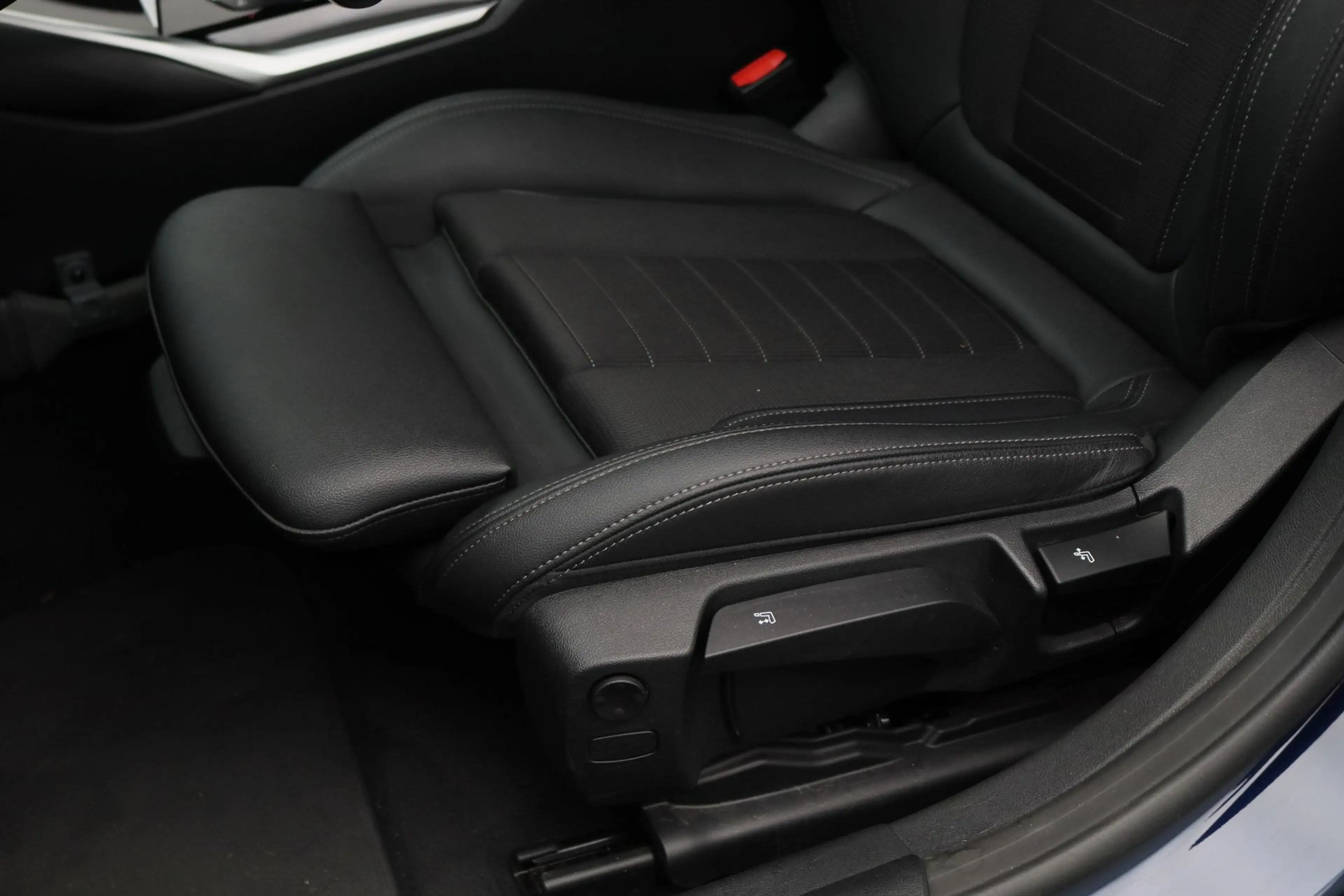 BMW i4 eDrive40 84 kWh | Achteruitrijcamera | BMW Live Co — photo 4