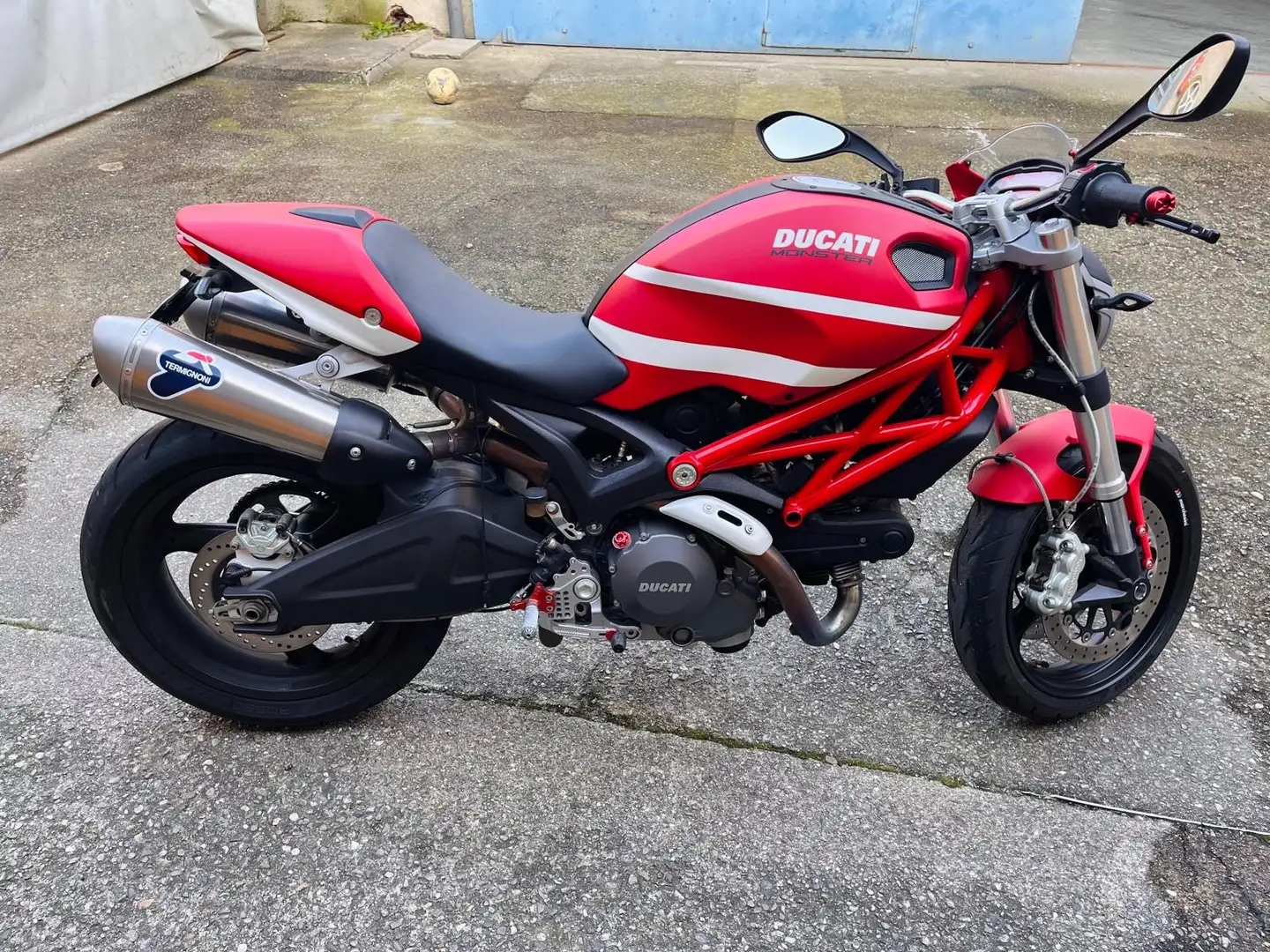 Ducati Monster 696 - 1