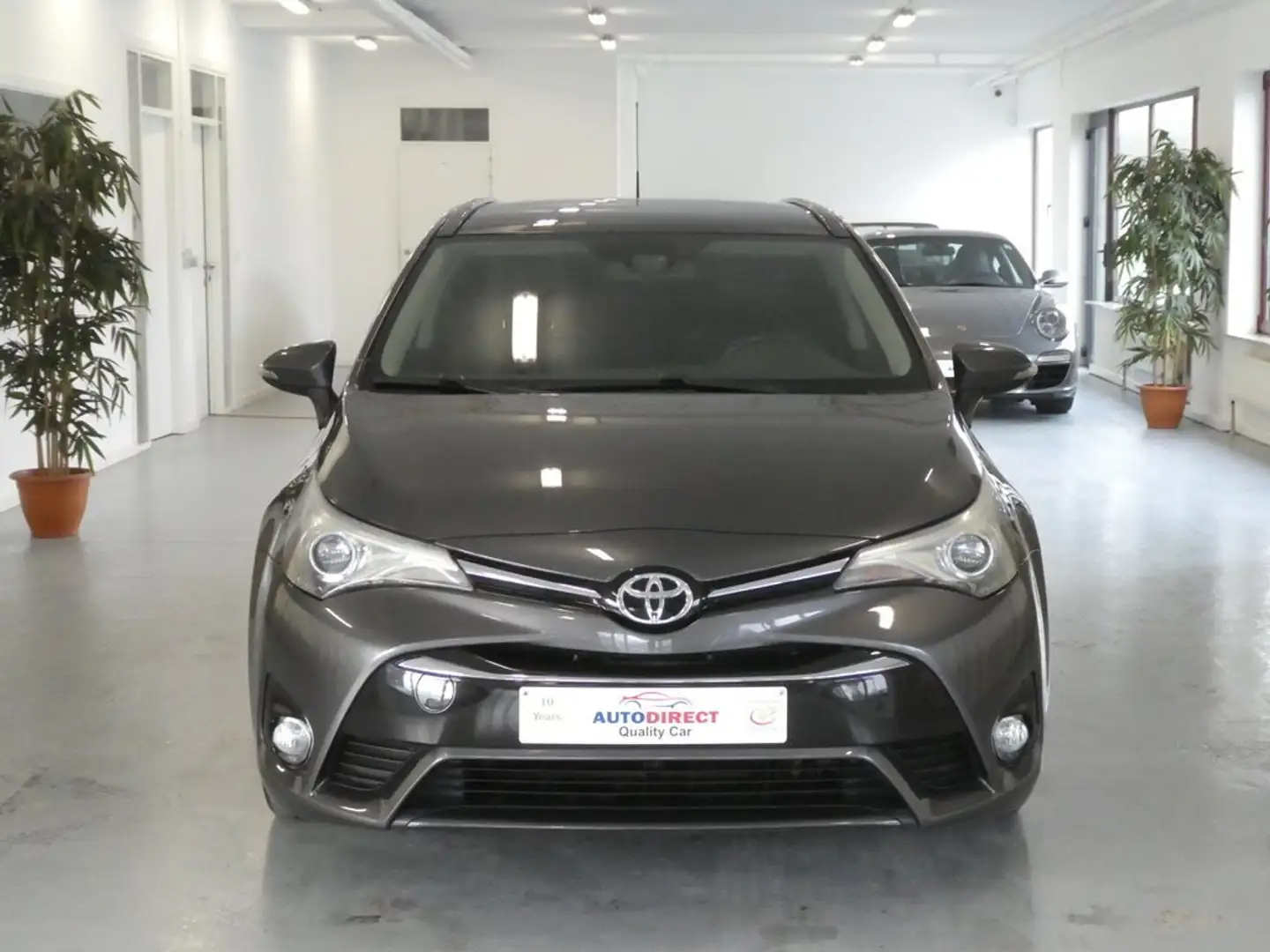 Toyota Avensis SW 1.6 D-4D Comfort Cuir, Pano, Navi, Camera, Dab Noir - 2