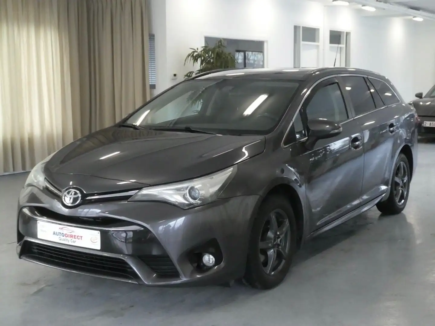 Toyota Avensis SW 1.6 D-4D Comfort Cuir, Pano, Navi, Camera, Dab Noir - 1