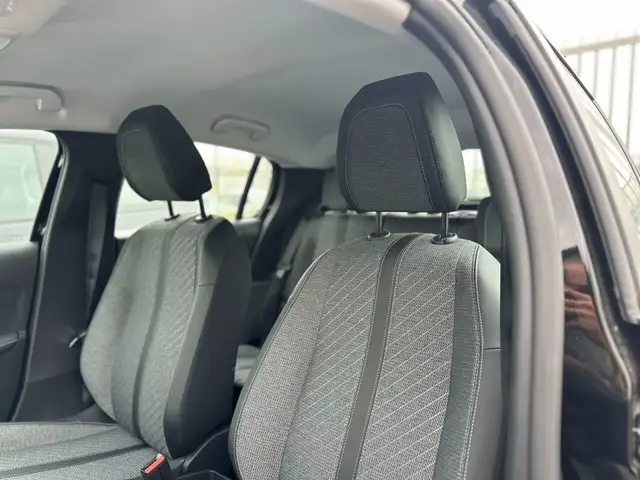 Peugeot 208 view 11