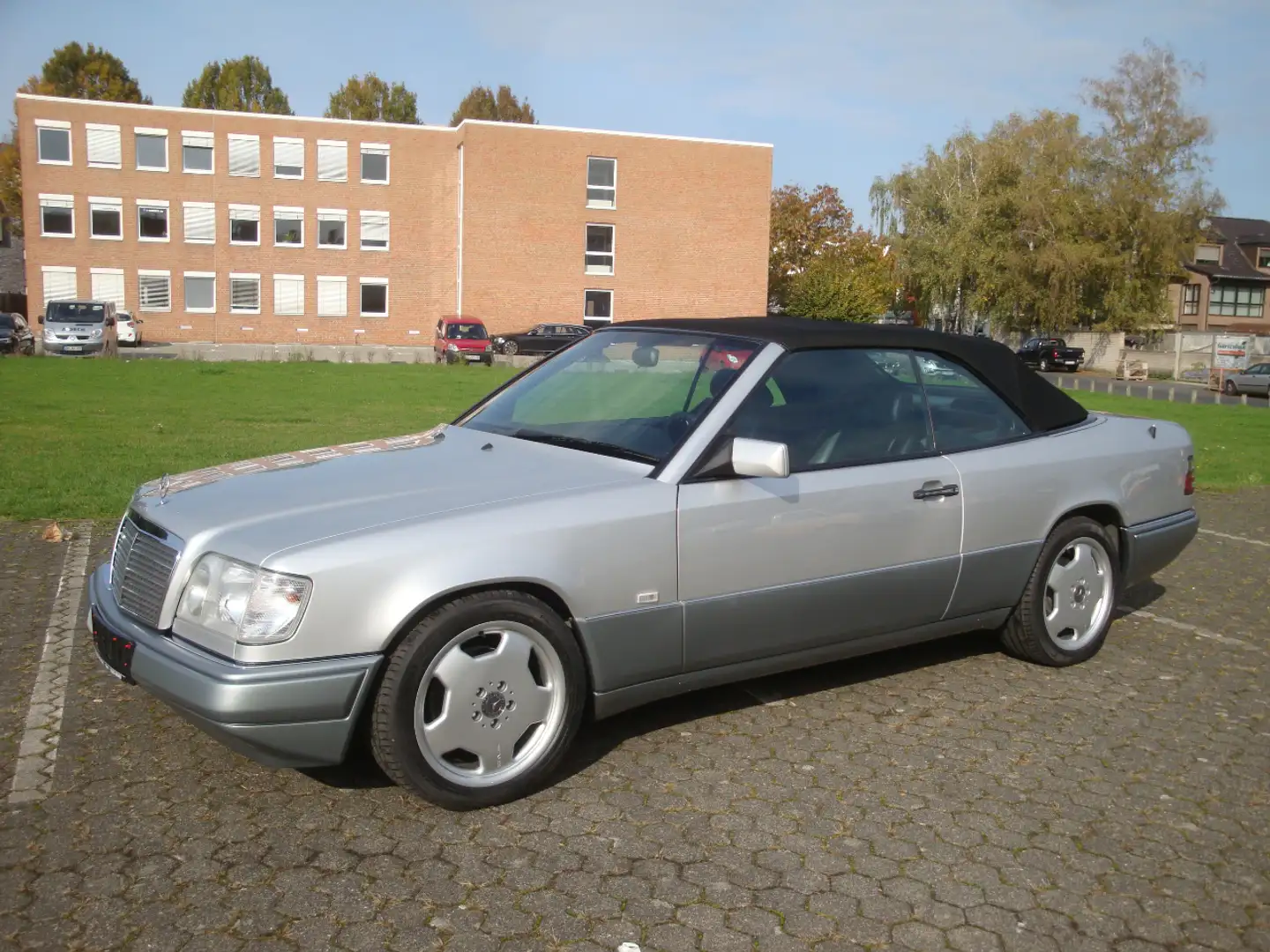 Mercedes-Benz E 220 Cabrio/1.Hand/Autom./Klima/Leder/AMG Stříbrná - 1