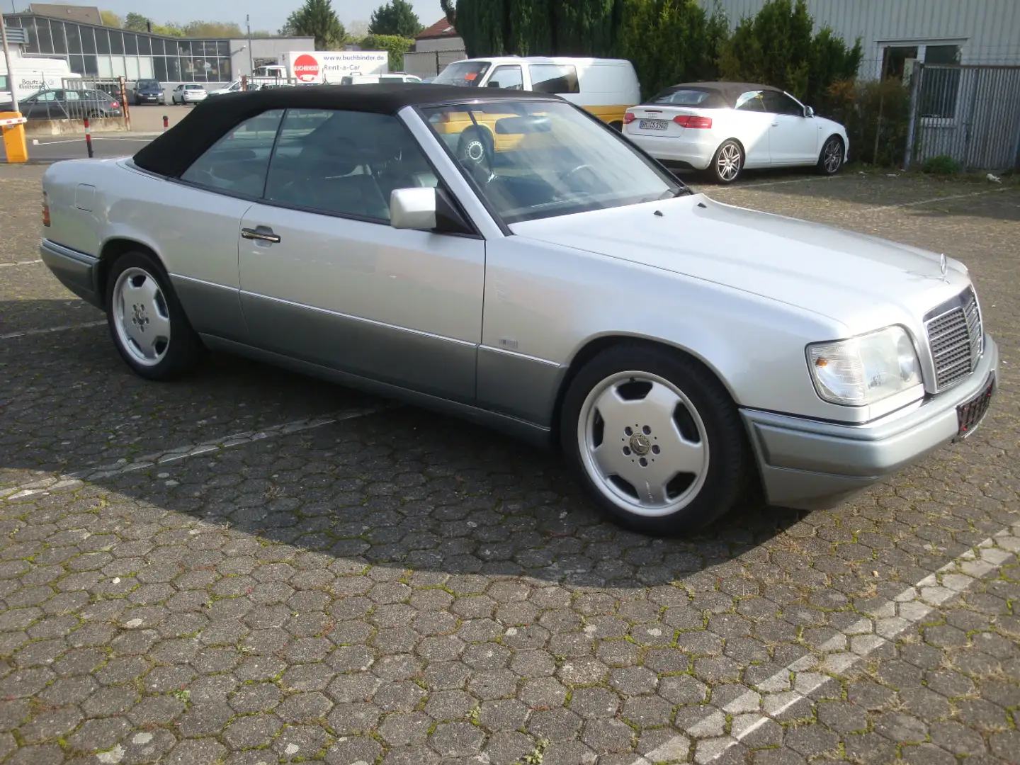 Mercedes-Benz E 220 Cabrio/1.Hand/Autom./Klima/Leder/AMG Stříbrná - 2