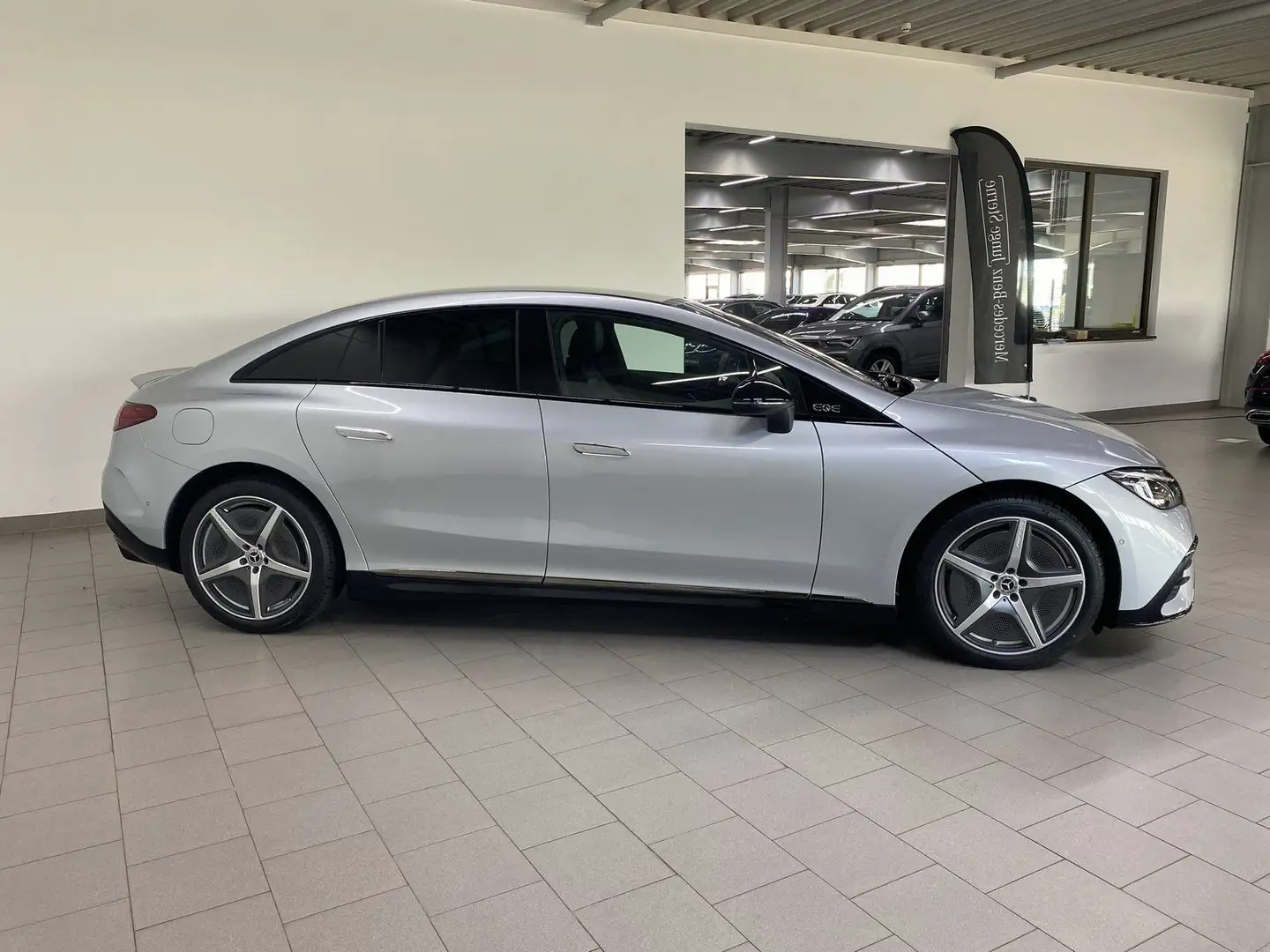 Mercedes-Benz EQE 300 AMG+NIGHT+MEMORY+LED+NAV+KAM+20"AMG+SPUR Srebrny - 2