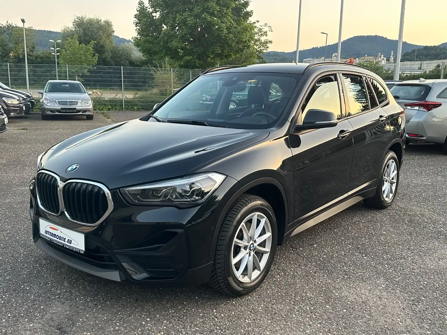 BMW X1 sDrive 18dA Advantage LED Leder Navi Kamera** Schwarz - 1