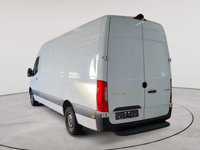Mercedes-Benz Sprinter view 2