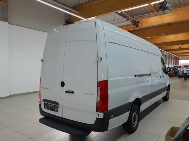 Mercedes-Benz Sprinter view 4