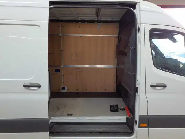 Mercedes-Benz Sprinter view 8