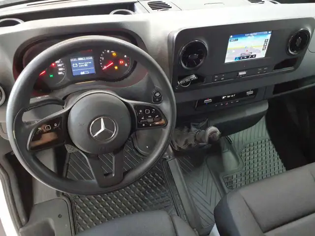 Mercedes-Benz Sprinter view 13