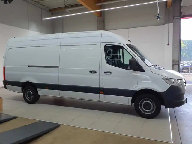 Mercedes-Benz Sprinter view 3