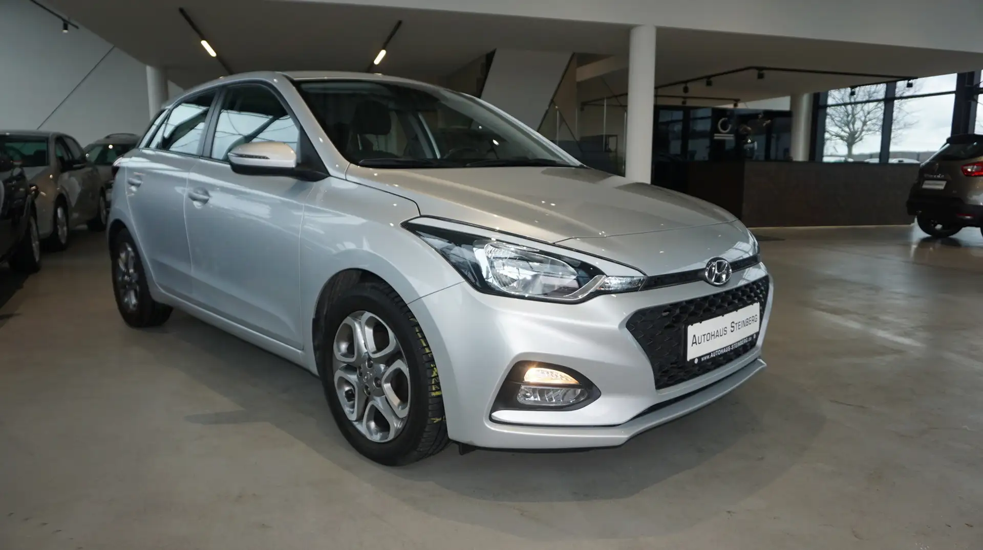 Hyundai i20 AUTOMATIK+SITZHEIZUNG+TEMPOMAT+PDC Trend Silber - 1