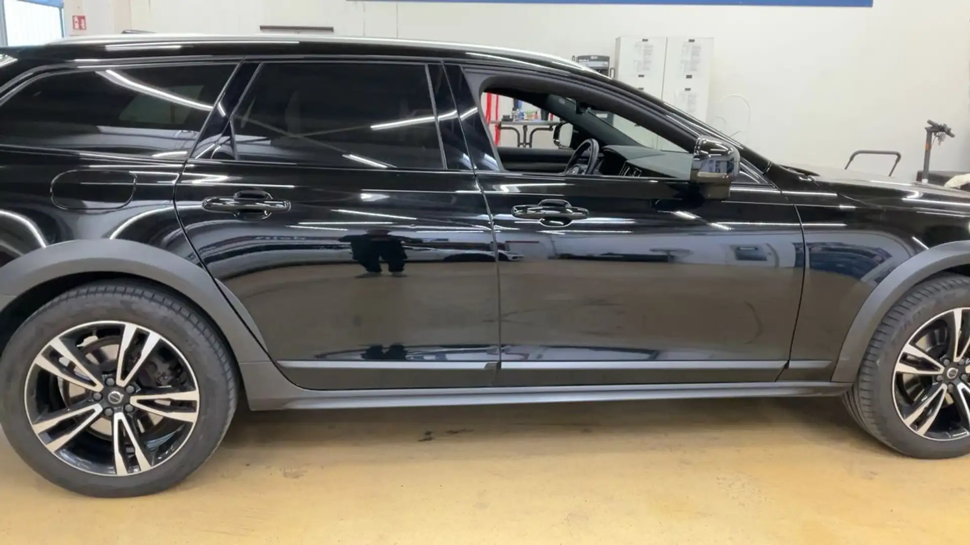 Volvo V90 Cross Country V90 Cross Country 2.0 D4 Pro AWD Negru - 1