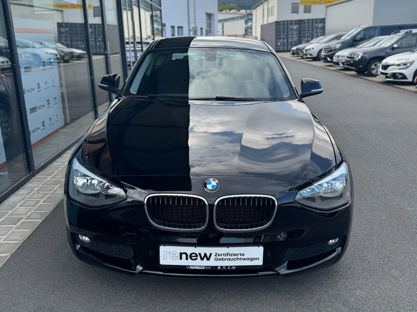 BMW 114 114 i Schwarz - 1