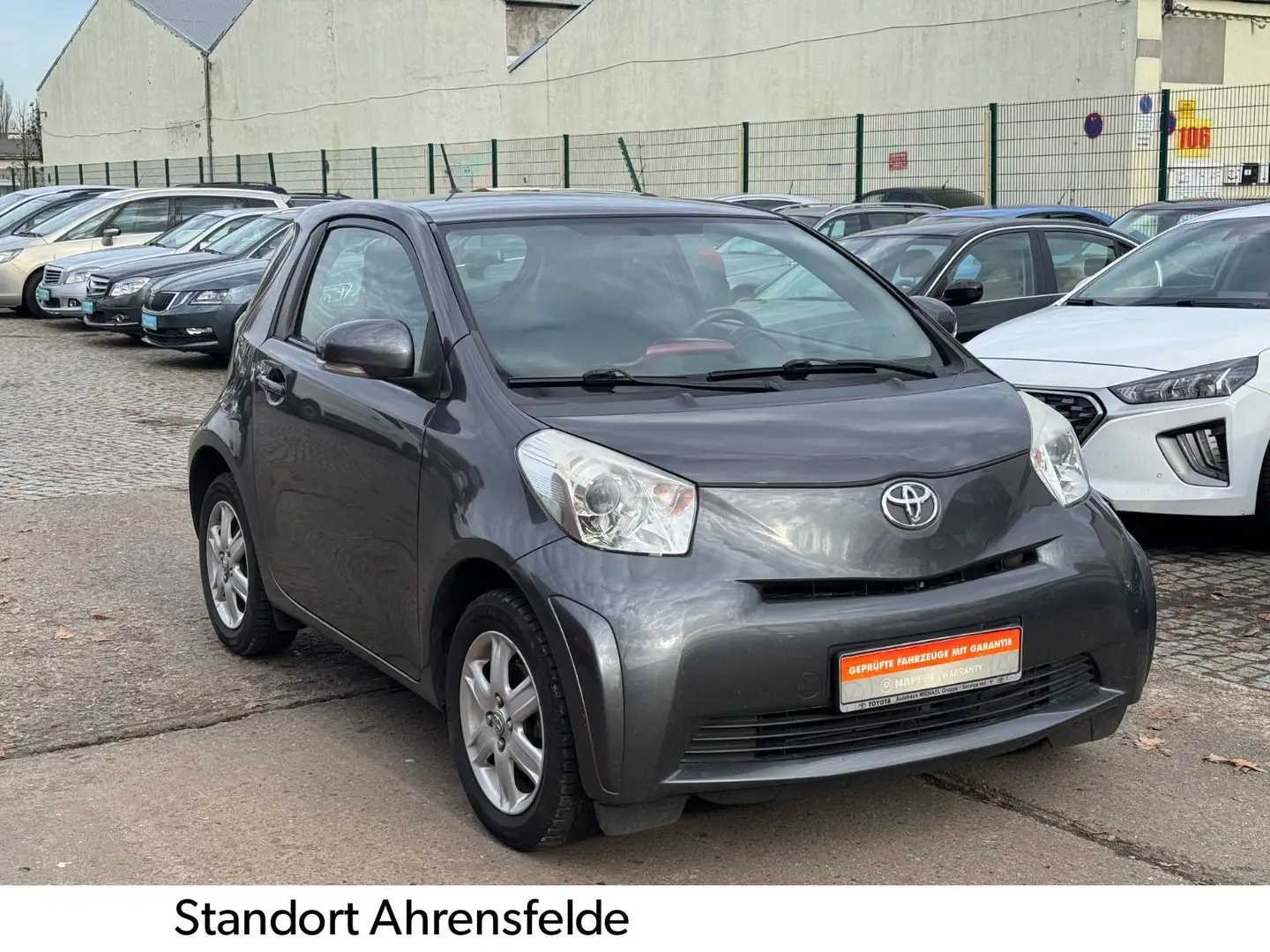 Toyota iQ Gri - 1