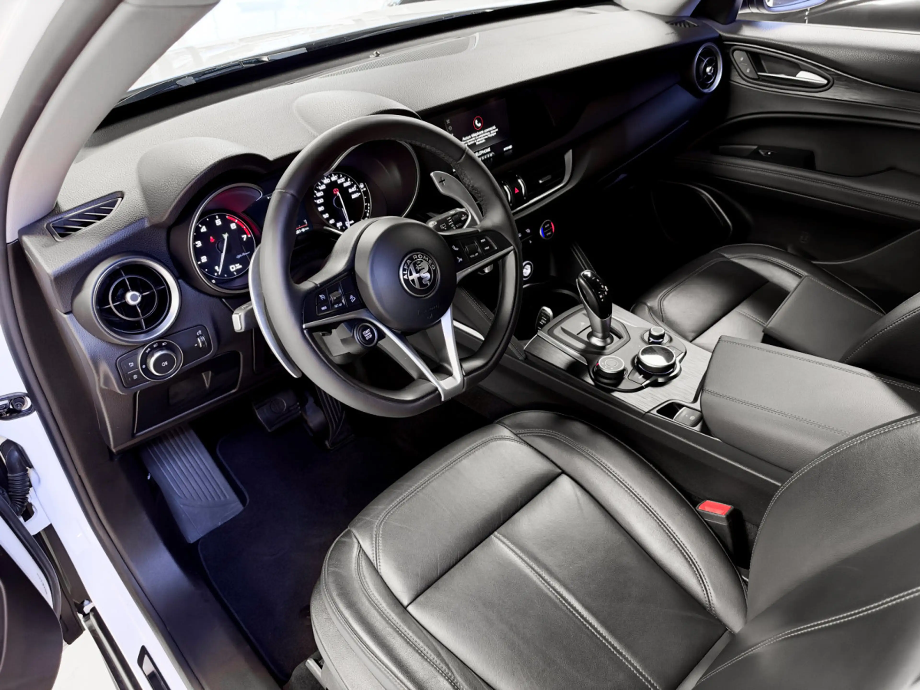 Alfa Romeo Stelvio Q4 2.0 Turbo AWD — photo 9