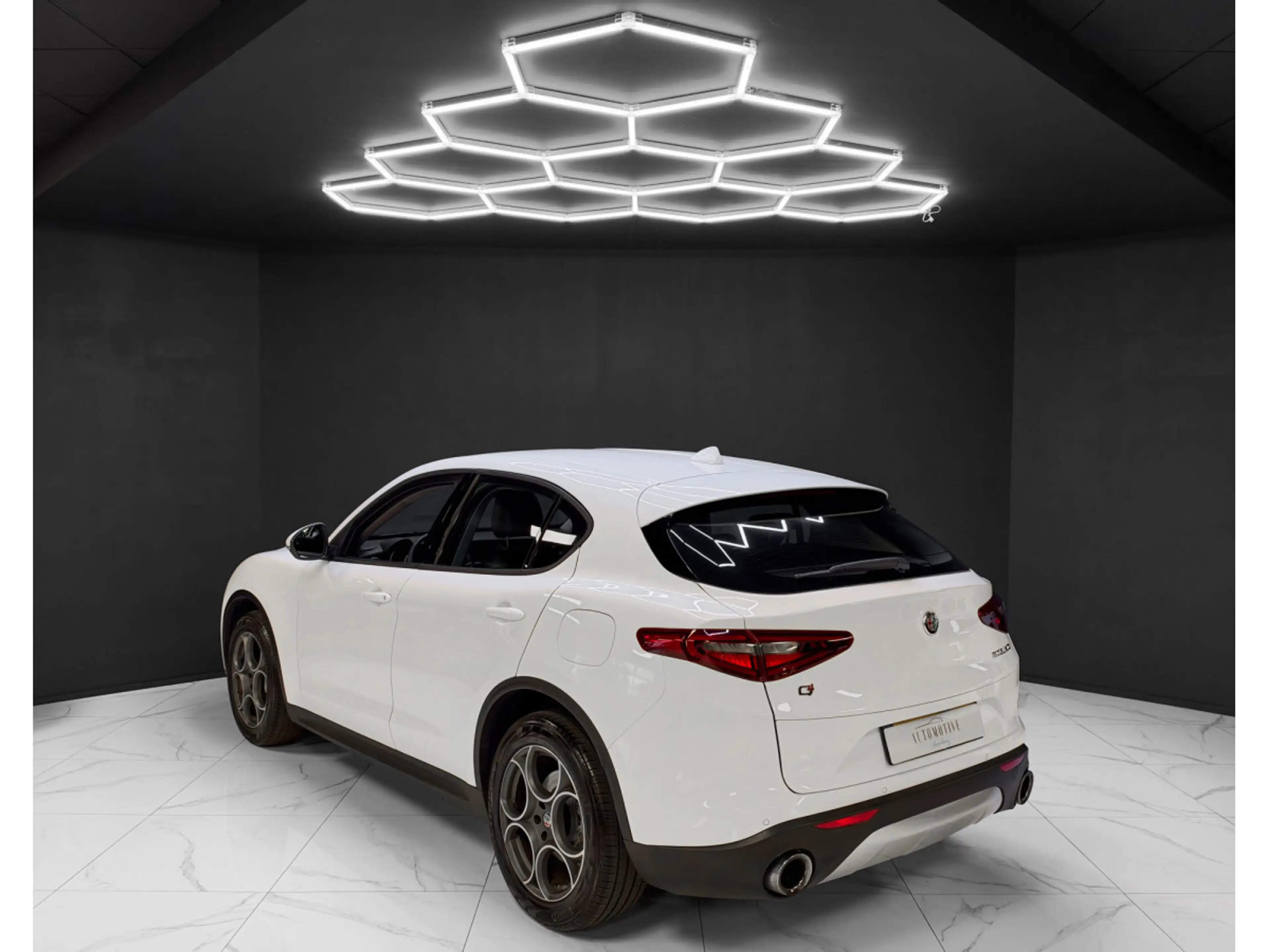 Alfa Romeo Stelvio Q4 2.0 Turbo AWD — photo 3