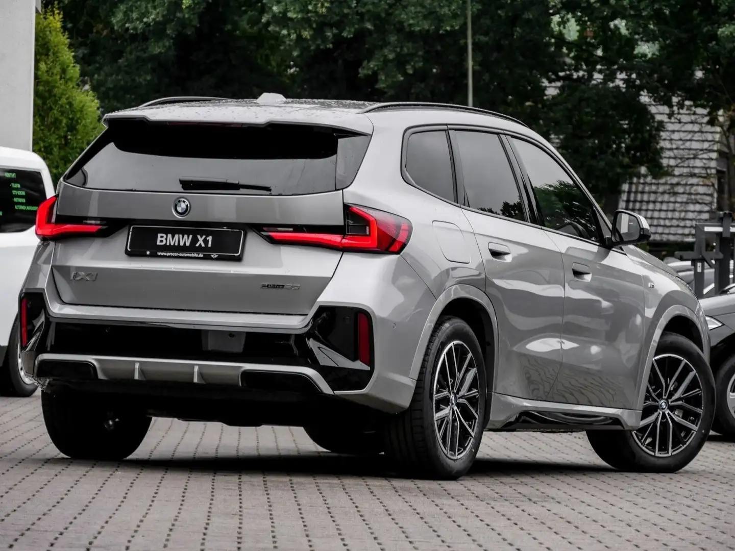 BMW iX1 eDrive20 M Sport HUD ACC RFK NAVI LED DAB Grijs - 2