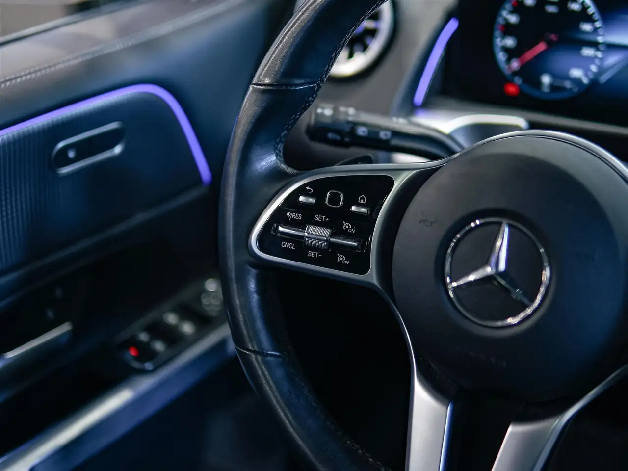 Mercedes-Benz GLB photo Mercedes-Benz GLB