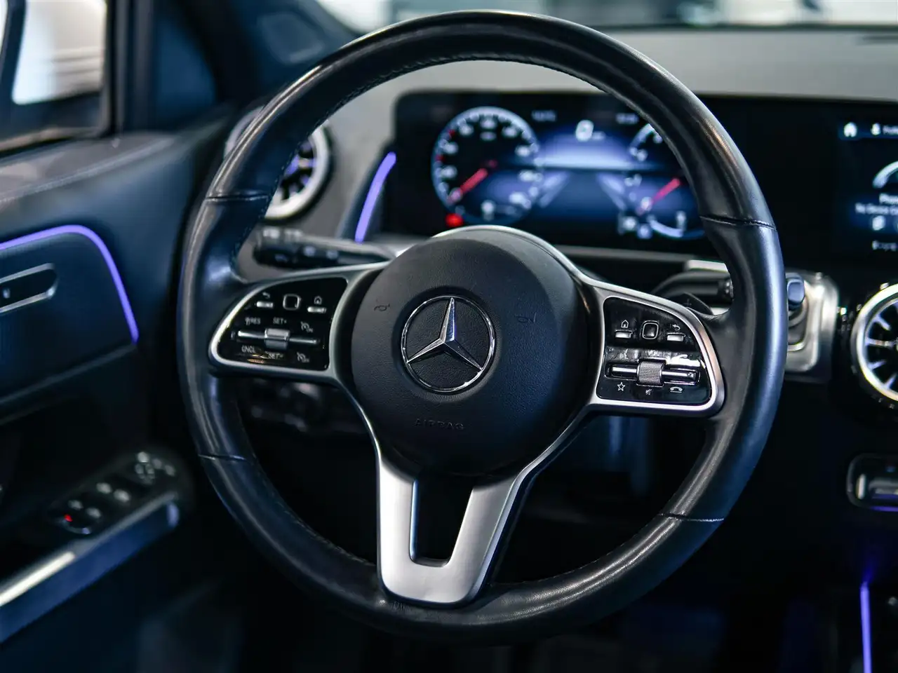 Mercedes-Benz GLB photo Mercedes-Benz GLB