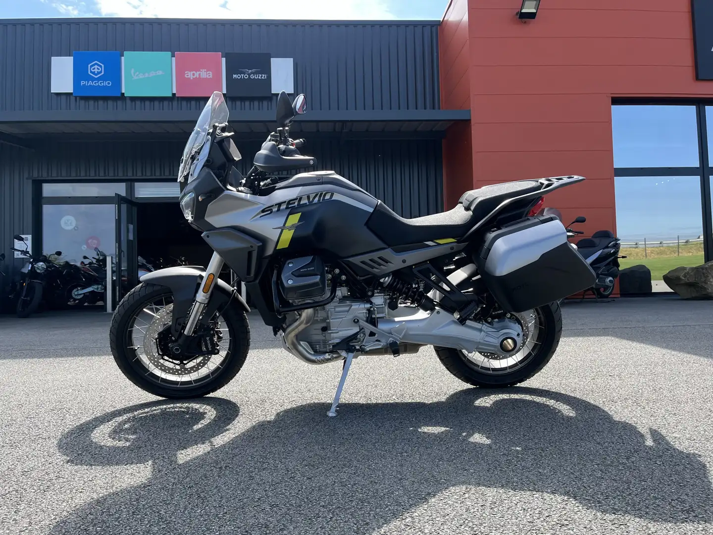 Moto Guzzi Stelvio - 2