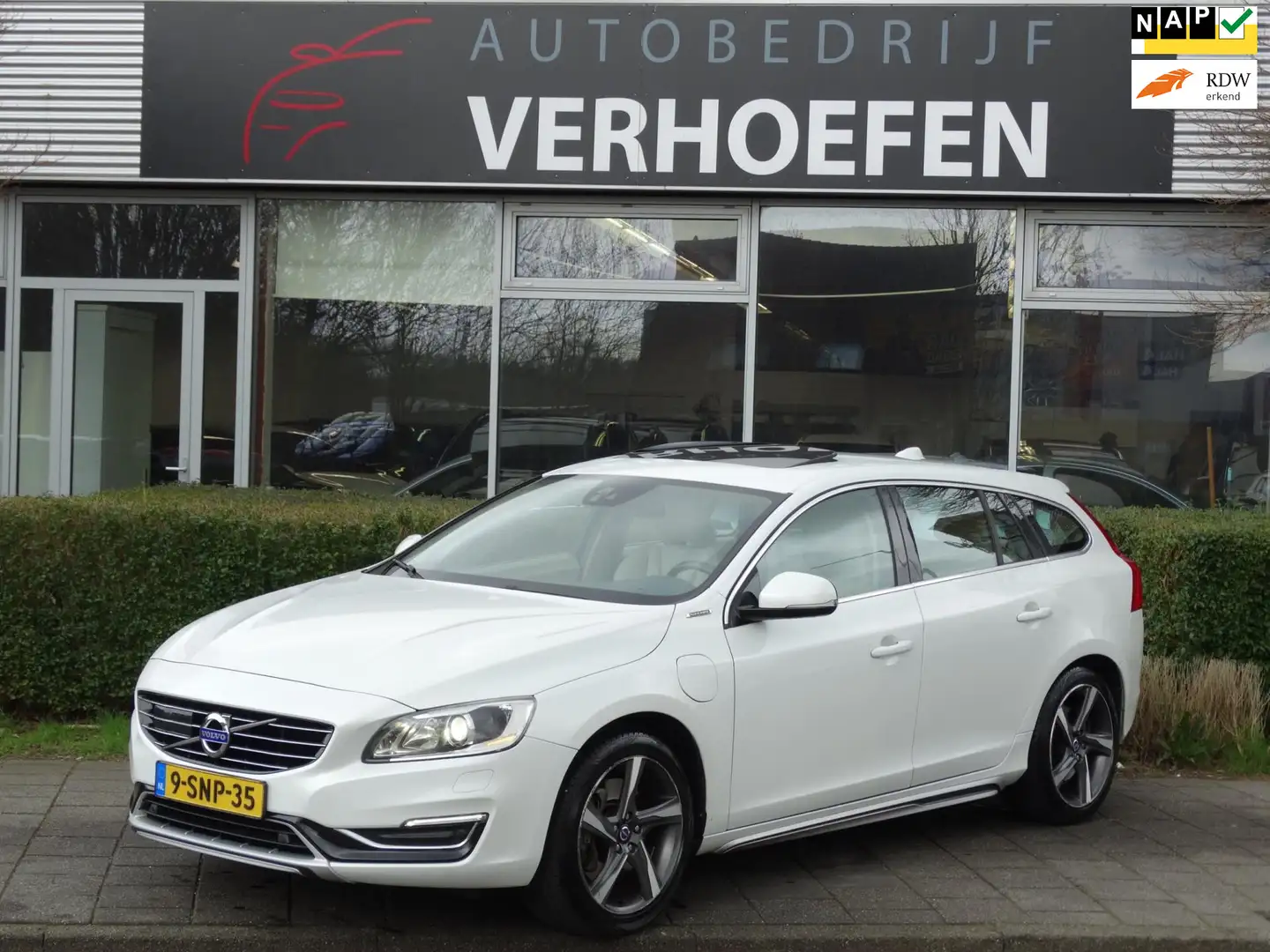 Volvo V60 2.4 D6 AWD Plug-In Hybrid - PANORAMADAK - BLISS - Wit - 1