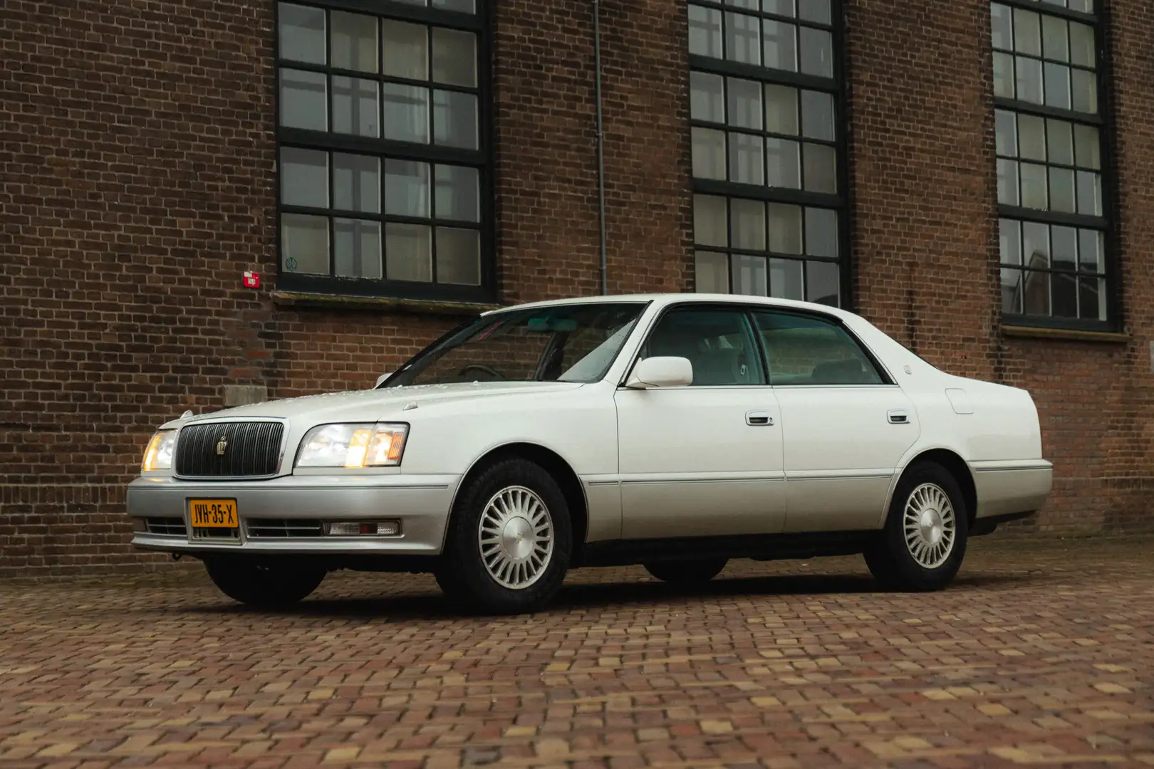 Toyota Crown Majesta Weiß - 1