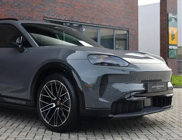 Porsche Cayenne view 8