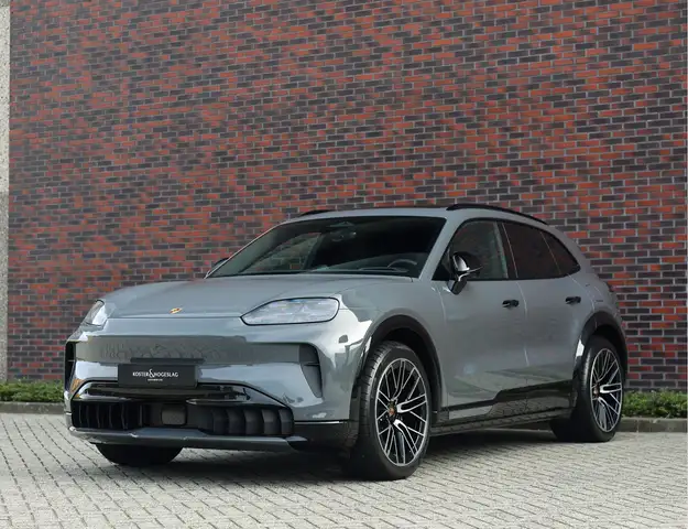 Porsche Cayenne view 16