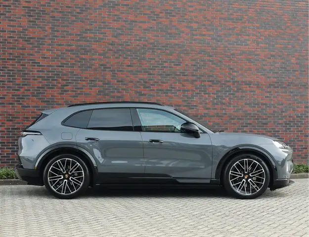Porsche Cayenne view 14