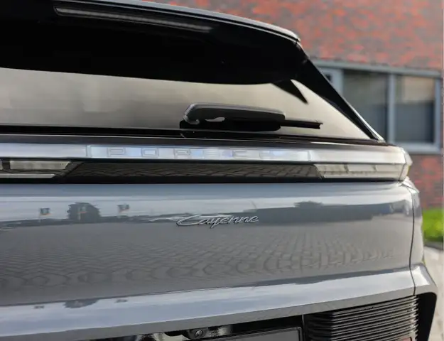 Porsche Cayenne view 11