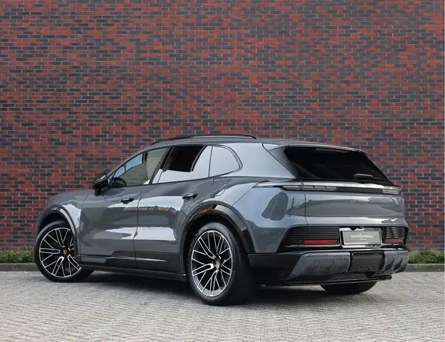 Porsche Cayenne view 2