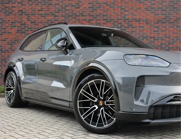 Porsche Cayenne view 6