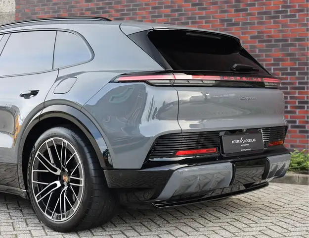Porsche Cayenne view 19
