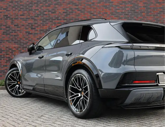 Porsche Cayenne view 7
