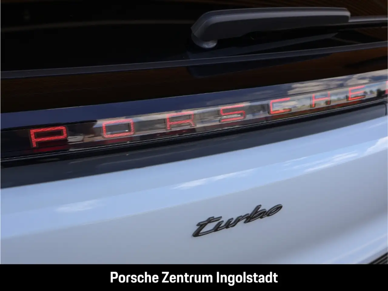 Porsche Cayenne Turbo Electric Beifahrerdisplay Panorama Flächenhe 10
