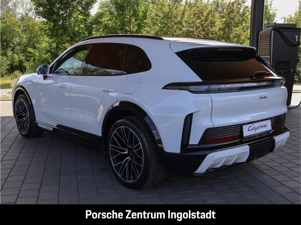 Porsche Cayenne Turbo Electric Beifahrerdisplay Panorama Flächenhe 3