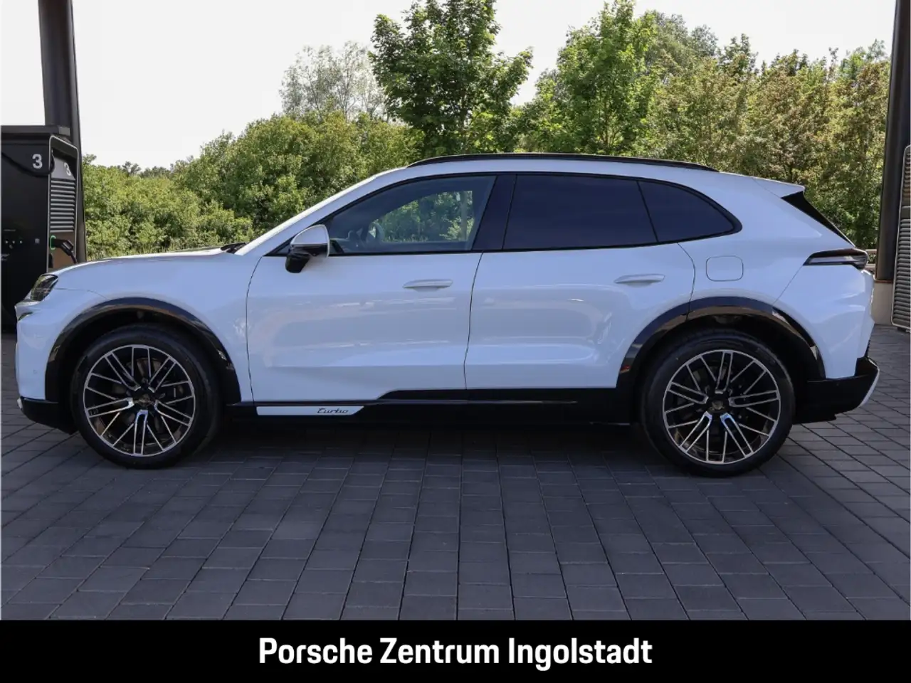 Porsche Cayenne Turbo Electric Beifahrerdisplay Panorama Flächenhe 2
