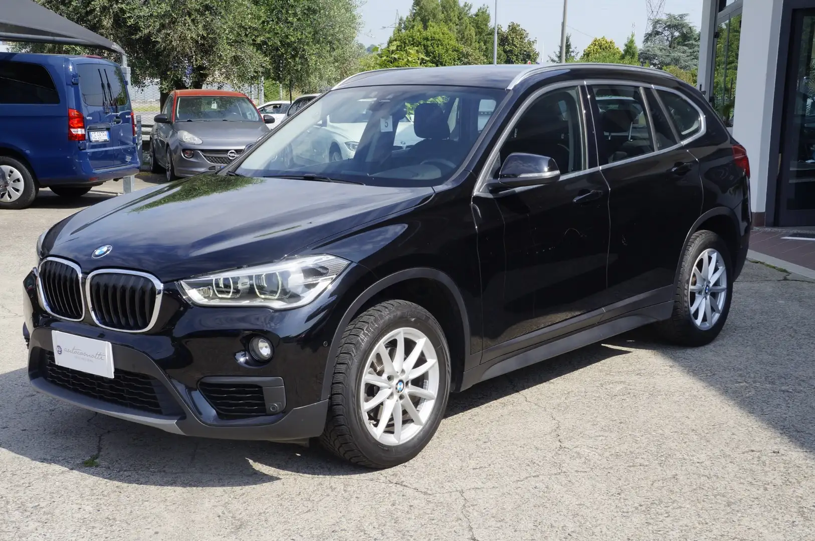 BMW X1 sDrive16d Business Noir - 1