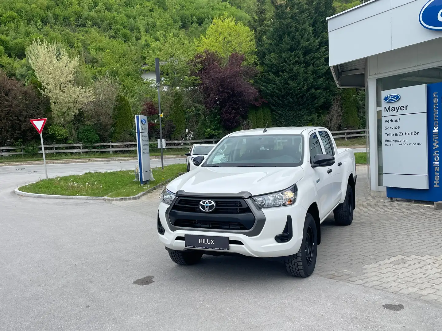 Toyota Hilux DK Country 4WD 2,4 D-4D Alb - 2