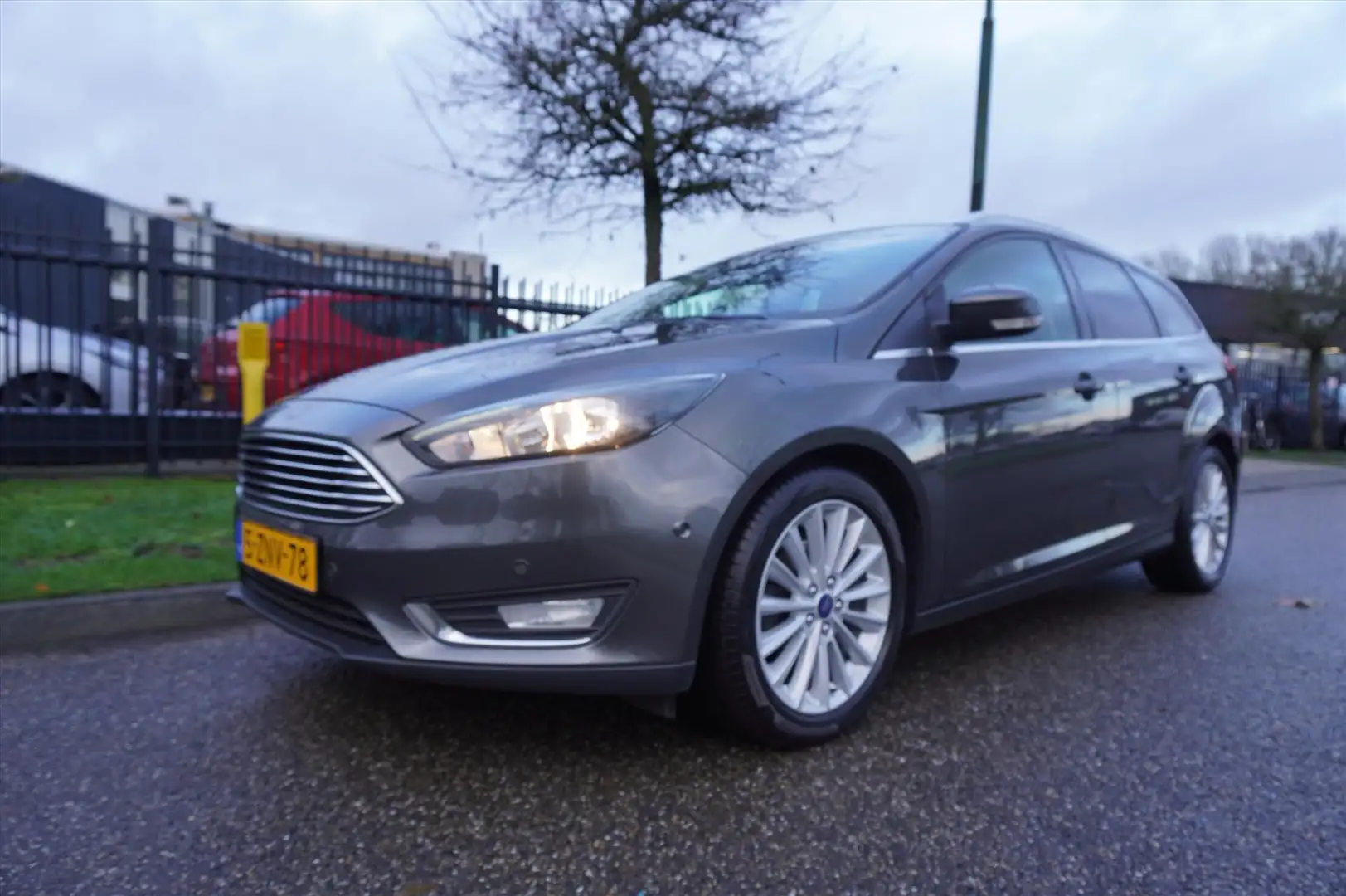 Ford Focus Wagon 1.0 EcoBoost 125pk Titanium Clima Navi Trekh Grau - 1