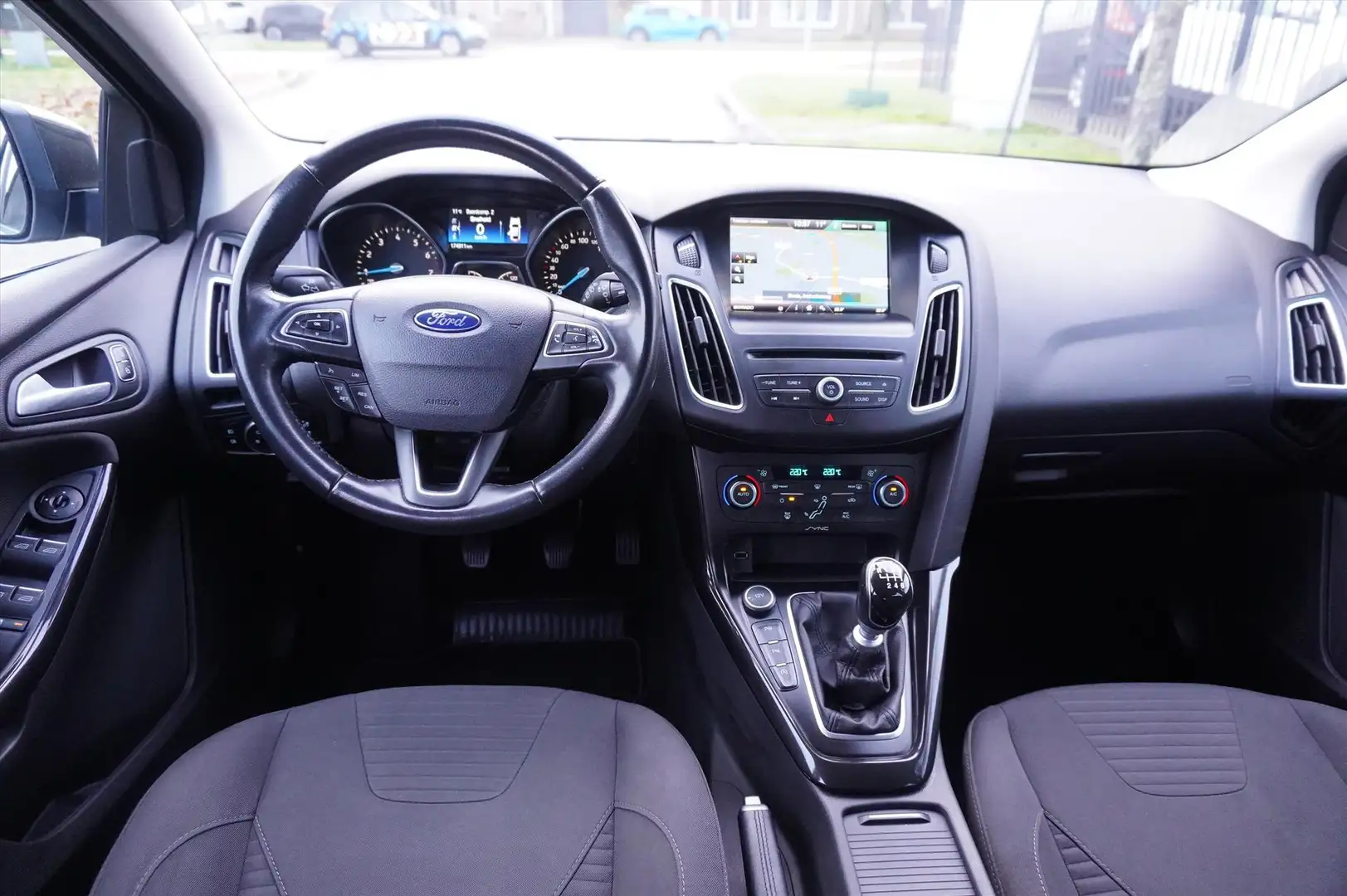 Ford Focus Wagon 1.0 EcoBoost 125pk Titanium Clima Navi Trekh Grau - 2