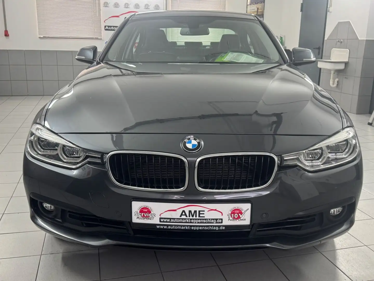 BMW 330 d xDrive Lim. Advantage *Anhängerkupplung* Grau - 2