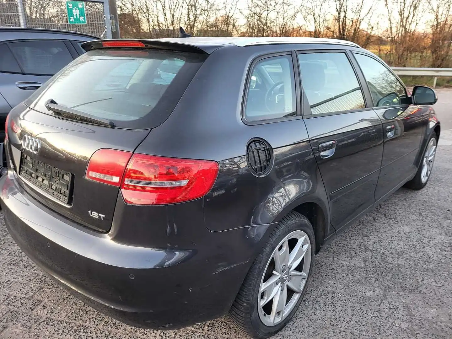 Audi A3 Sportback 1.8 TFSI Attraction Noir - 2