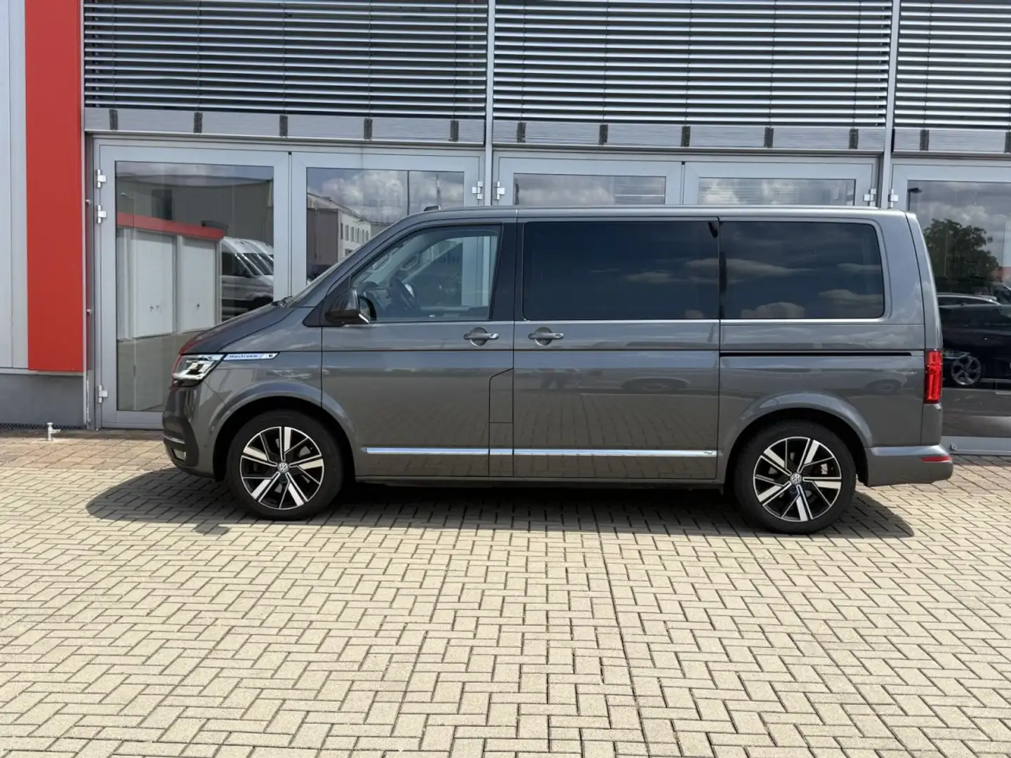 Volkswagen T6.1 Multivan Generation SIX 2.0 TDI 4MOTION DSG Klima Navi Grau - 2