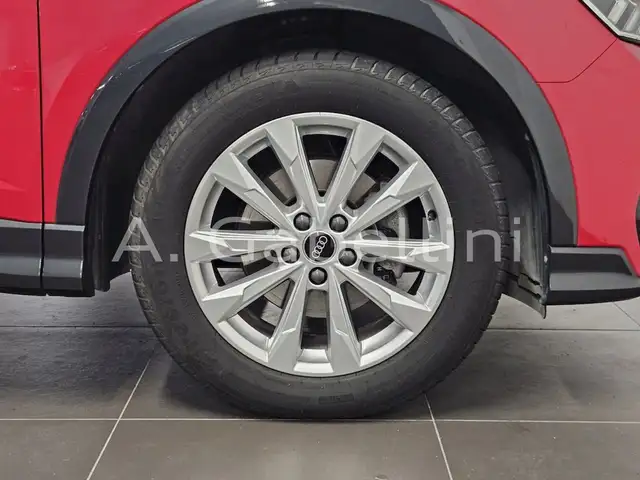 Audi Q3 view 8
