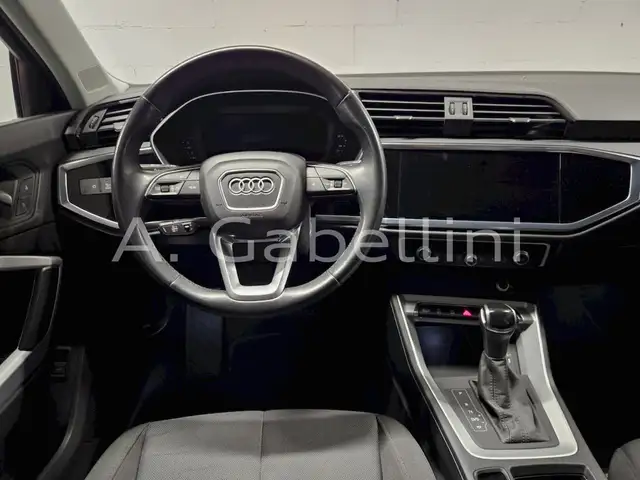 Audi Q3 view 7